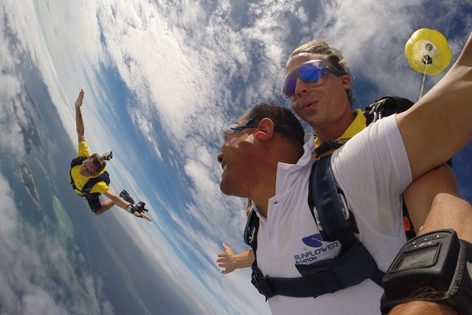 Extreme 12000ft Tandem Jump (45 seconds free fall) - The flight over Denarau and the Mamanuca Islands